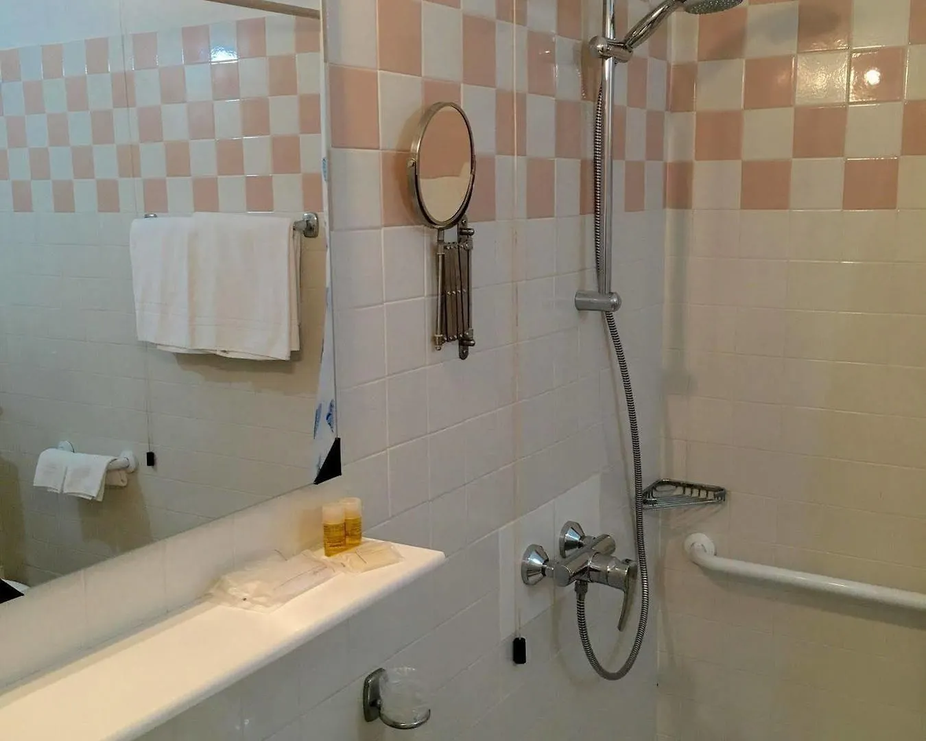 Hotel Montecodeno Varenna 3*,
