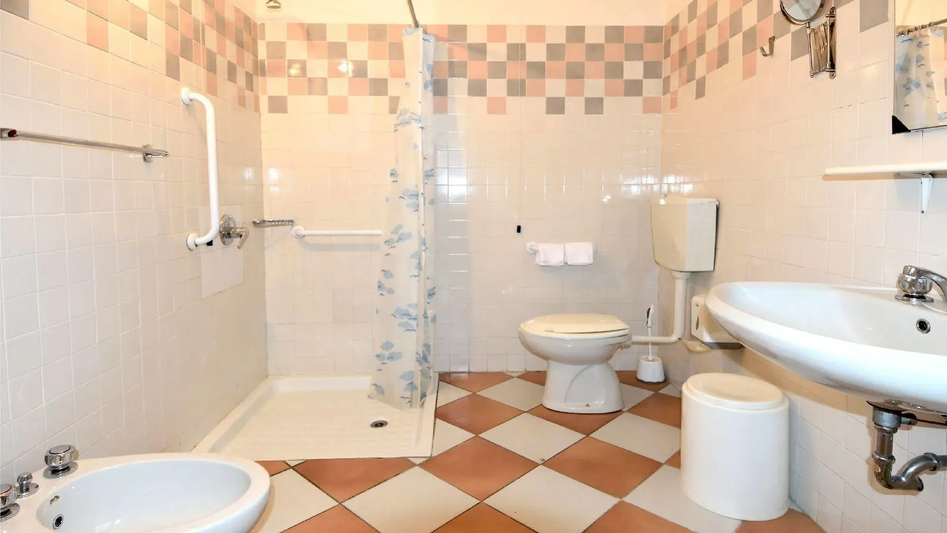 ***  Hotel Montecodeno Varenna İtalya